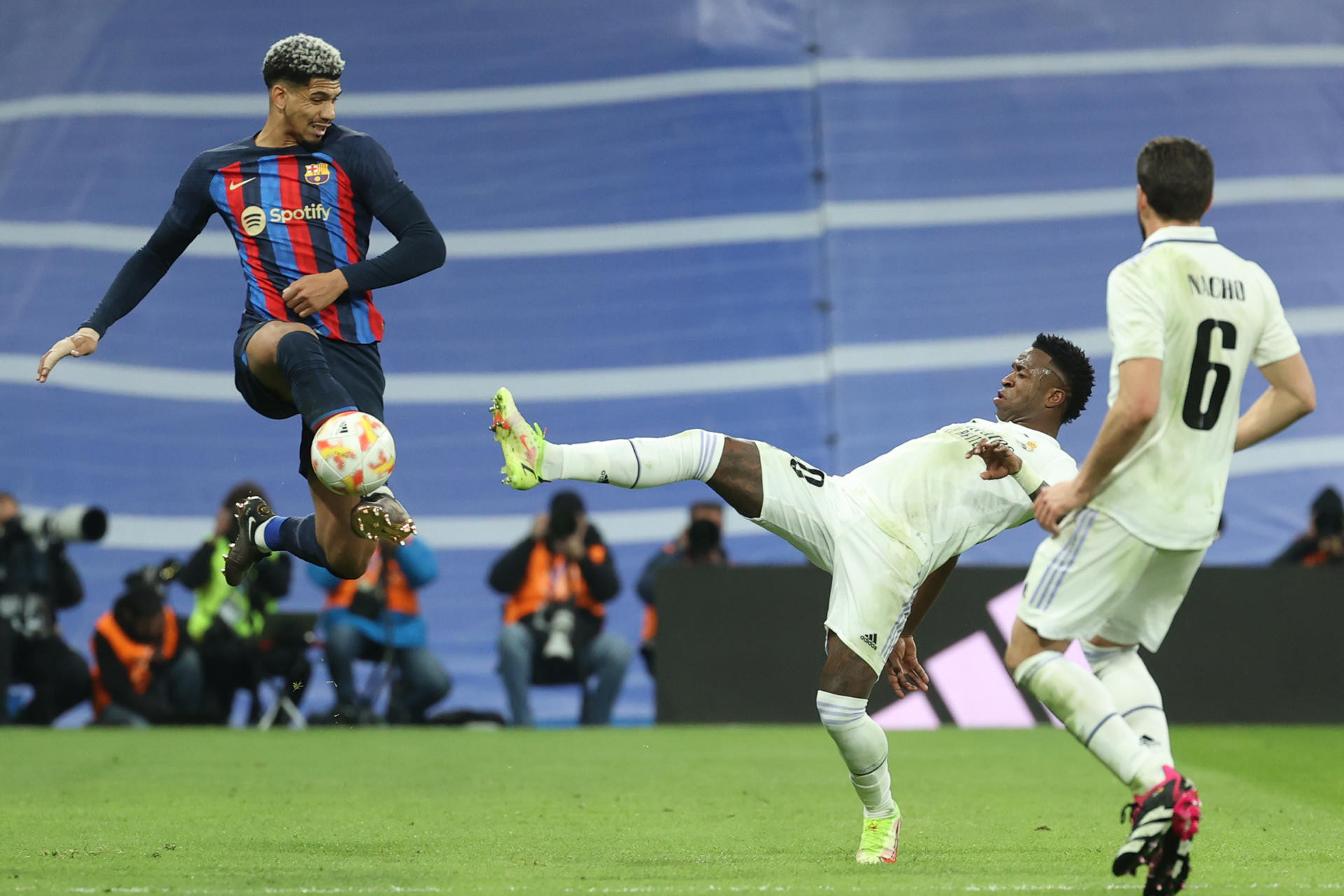 Araujo y Vinicius, en un lance del Real Madrid Barça de la Copa del Rey : EFE