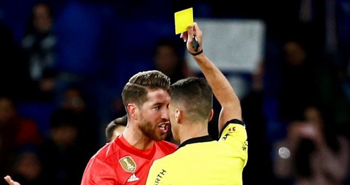 Sergio Ramos protesta una decisión arbitral / EFE