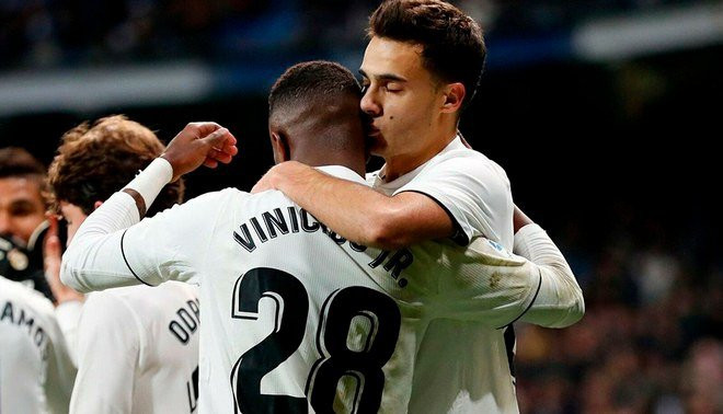 Reguilón felicitando a Vinicius Júnior por su gol contra el Alavés / EFE