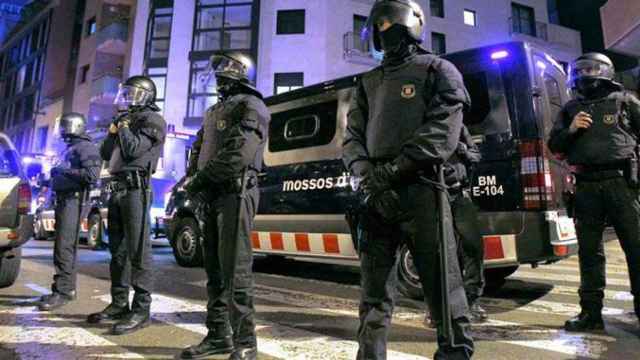Agentes de la BRIMO de los Mossos d'Esquadra, en una operación policial en Barcelona / EFE