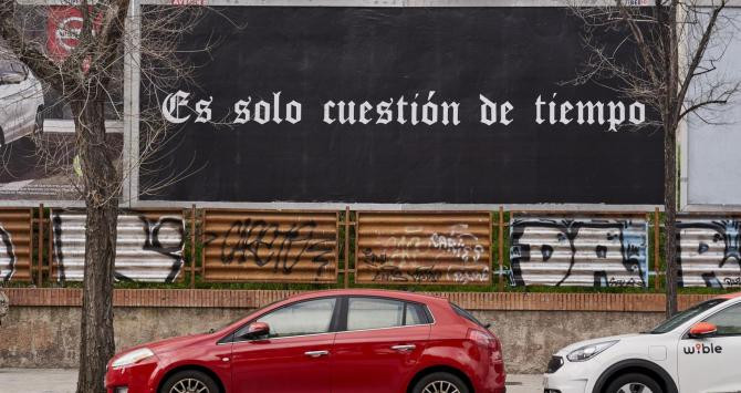 Una de las vallas instaladas en Madrid con el lema de Félix González Torres, ‘Es solo cuestión de tiempo’. ARCO IFEMA