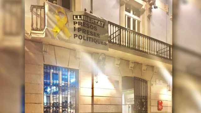 Imagen de un lazo amarillo en la sede del distrito de Gracia a la que se refiere la petición del PP a Colau / PPBcn