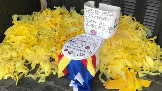 Unos desconocidos han colocado un váter en el domicilio del líder de los Mossos independentistas Albert Donaire / TWITTER