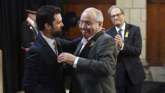 El consejero de Enseñanza, Josep Bargalló, junto al presidente del Parlament en su toma de posesión / EFE