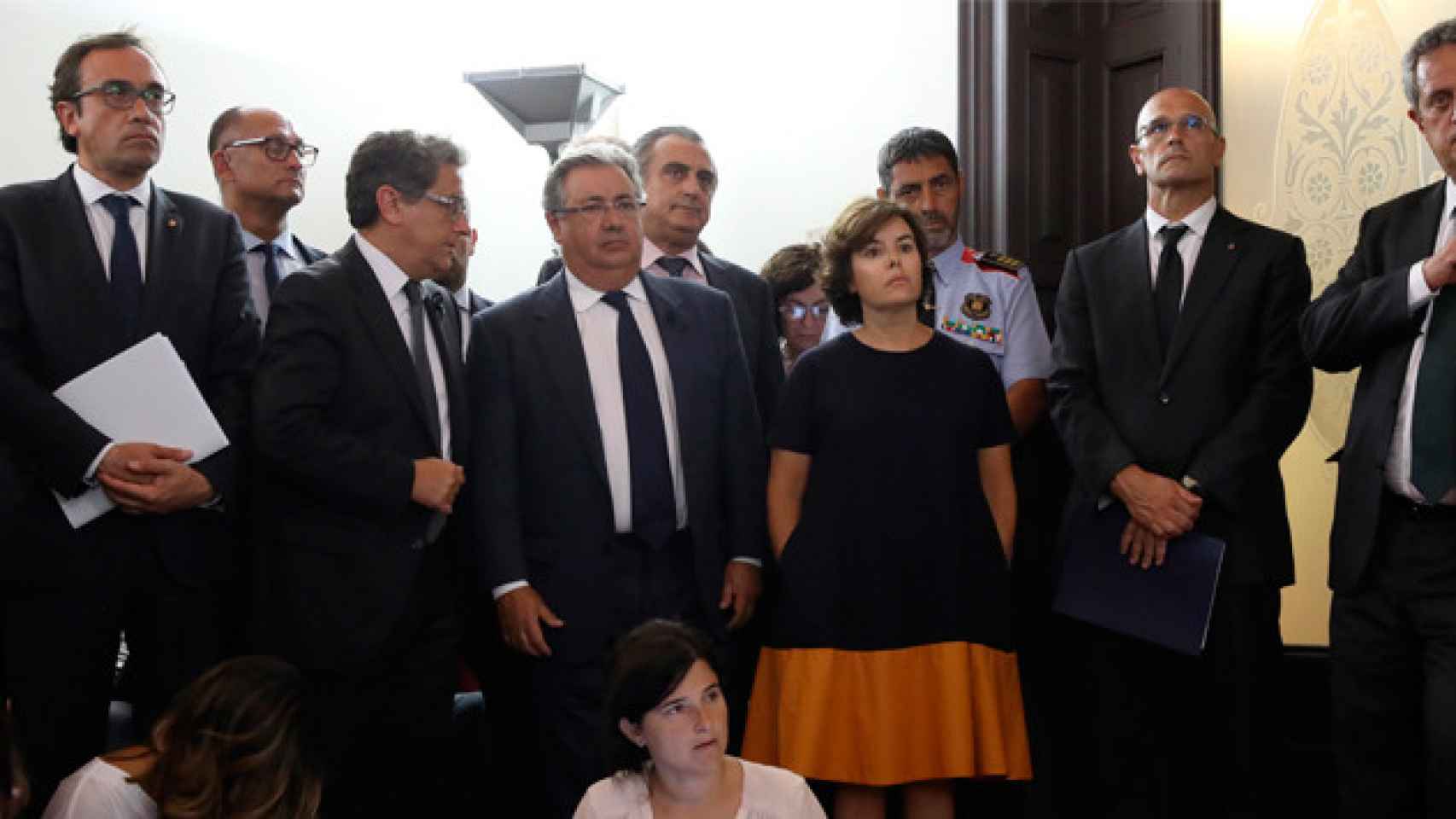 El exdelegado del Gobierno en Cataluña, Enric Milló (2i); el exministro del Interior, Juan Antonio Zoido (c); la exvicepresidenta del Gobierno, Soraya Saénz de Santamaría (3d), el exresponsable de Exteriores de la Generalitat, Raul Romeva (2d); y el excon