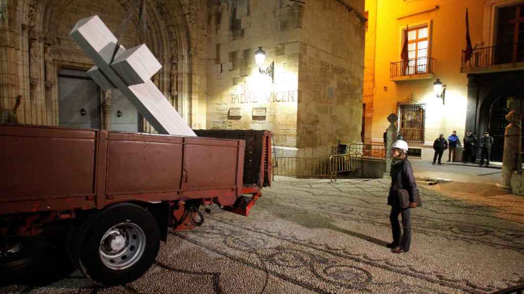 La retirada de la cruz franquista de Callosa / EFE