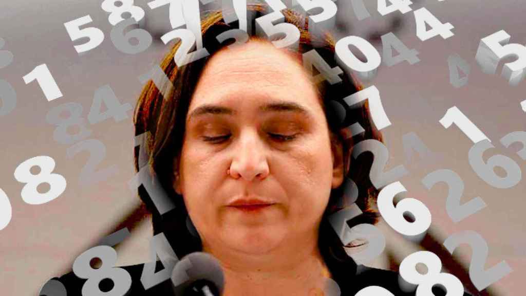 La alcaldesa de Barcelona, Ada Colau, rodeada de números / FOTOMONTAJE DE CG