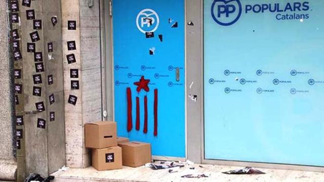 La sede del PP en Barcelona tras el paso de los 'cachorros' de la CUP