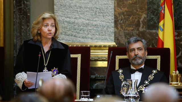 La fiscal general del Estado, Consuelo Madrigal (i), en presencia del presidente del Tribunal Supremo y del Consejo General del Poder Judicial, Carlos Lesmes (d), durante su intervención en la ceremonia de apertura del Año Judicial / EFE