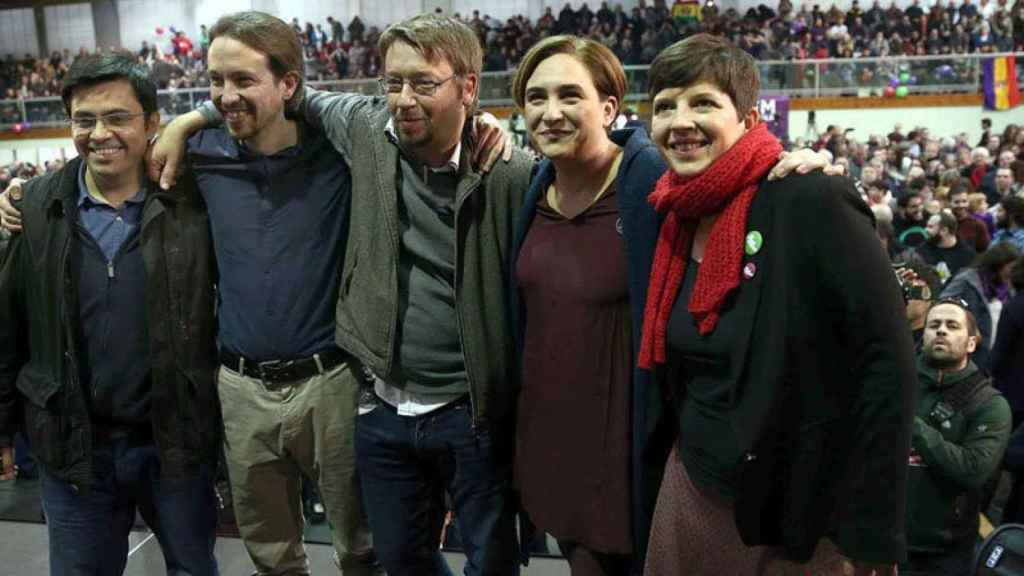 Gerardo Pisarello, Pablo Iglesias, Xavier Domènech, Ada Colau y Laia Ortiz (de izquierda a derecha) en un acto de campaña.