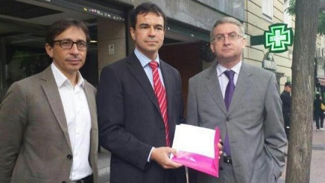 Los dirigentes de UPyD Andrés Herzog, Ramón de Veciana y Ramòn Marcos, antes de presentar la querella en la Audiencia Nacional.