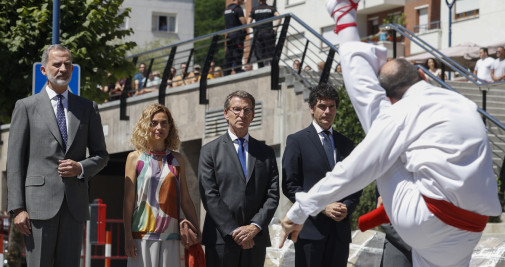 El rey Felipe VI, la presidenta del Congreso Meritxell Batet y el líder del PP Alberto Nuñez Feijóo, en el homenaje al exconcejal del PP asesinado por ETA Miguel Ángel Blanco / EFE - Javier Etxezarreta