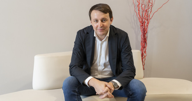 Javi López, diputado al Parlamento Europeo, posando en las instalaciones de Crónica Global / LENA PRIETO (CG)