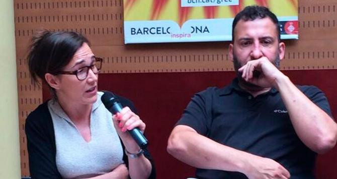 Inés Garriga (i), nueva jefa de gabinete de Ada Colau en el AMB, con el periodista subvencionado Toni Soler, en un acto cultural / CG