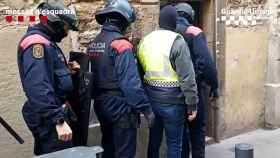 Agentes de los Mossos d'Esquadra y de la GUB durante el operativo en el que han recuperado 225 móviles / MOSSOS