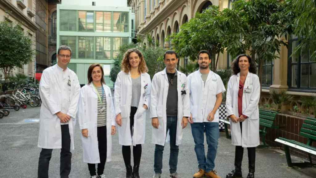 De izquierda a derecha, Albert Lladó, Raquel Ruiz, Laura Naranjo, Mircea Balasa, Jordi Sarto y Raquel Sánchez-Valle, investigadores del Hospital Clínic, que han detectado un biomarcador en sangre para diagnosticar el Alzheimer / HOSPITAL CLÍNIC