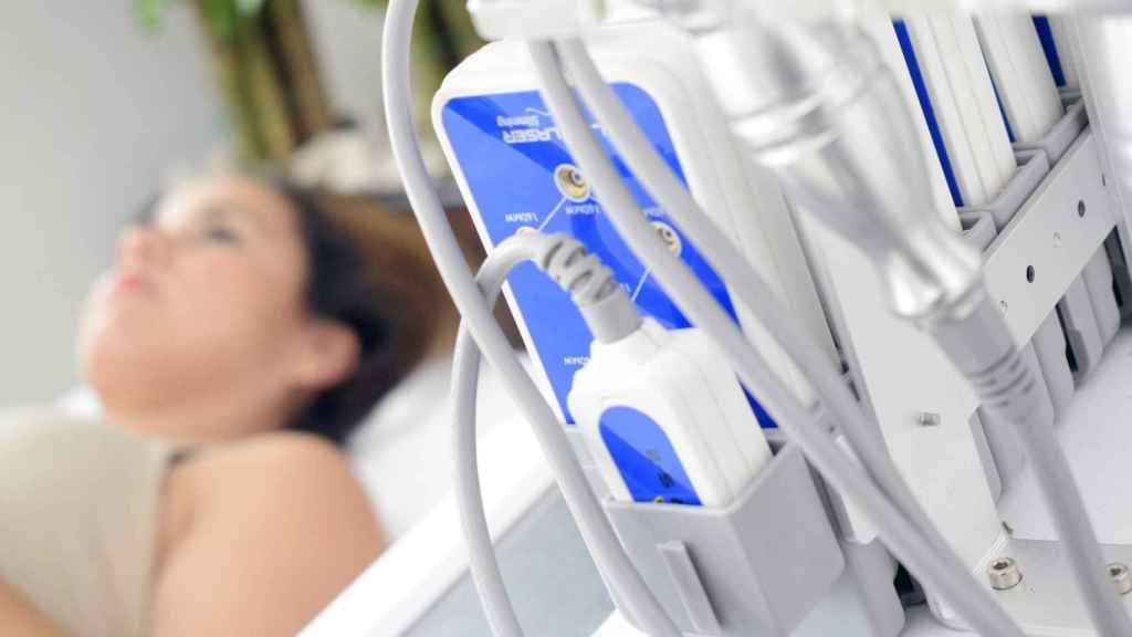 Una mujer se trata de su cáncer de mama en un hospital