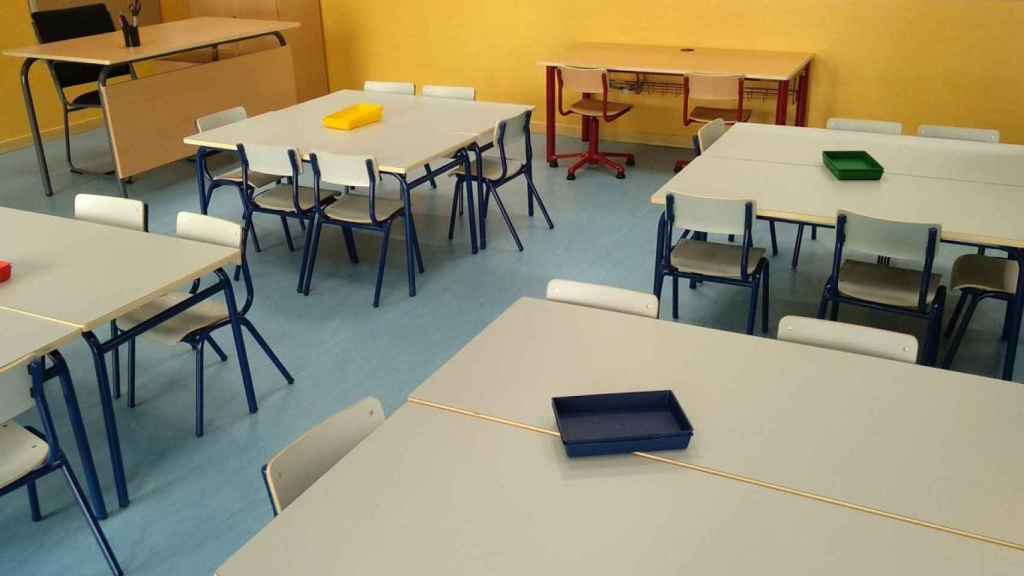 Un aula de primaria en una escuela catalana, donde Educación distribuirá ventiladores para sofocar el calor / EP