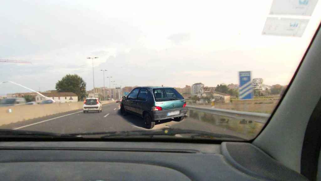 Montaje de un coche 'fantasma' en una vía como la AP-7 / CG