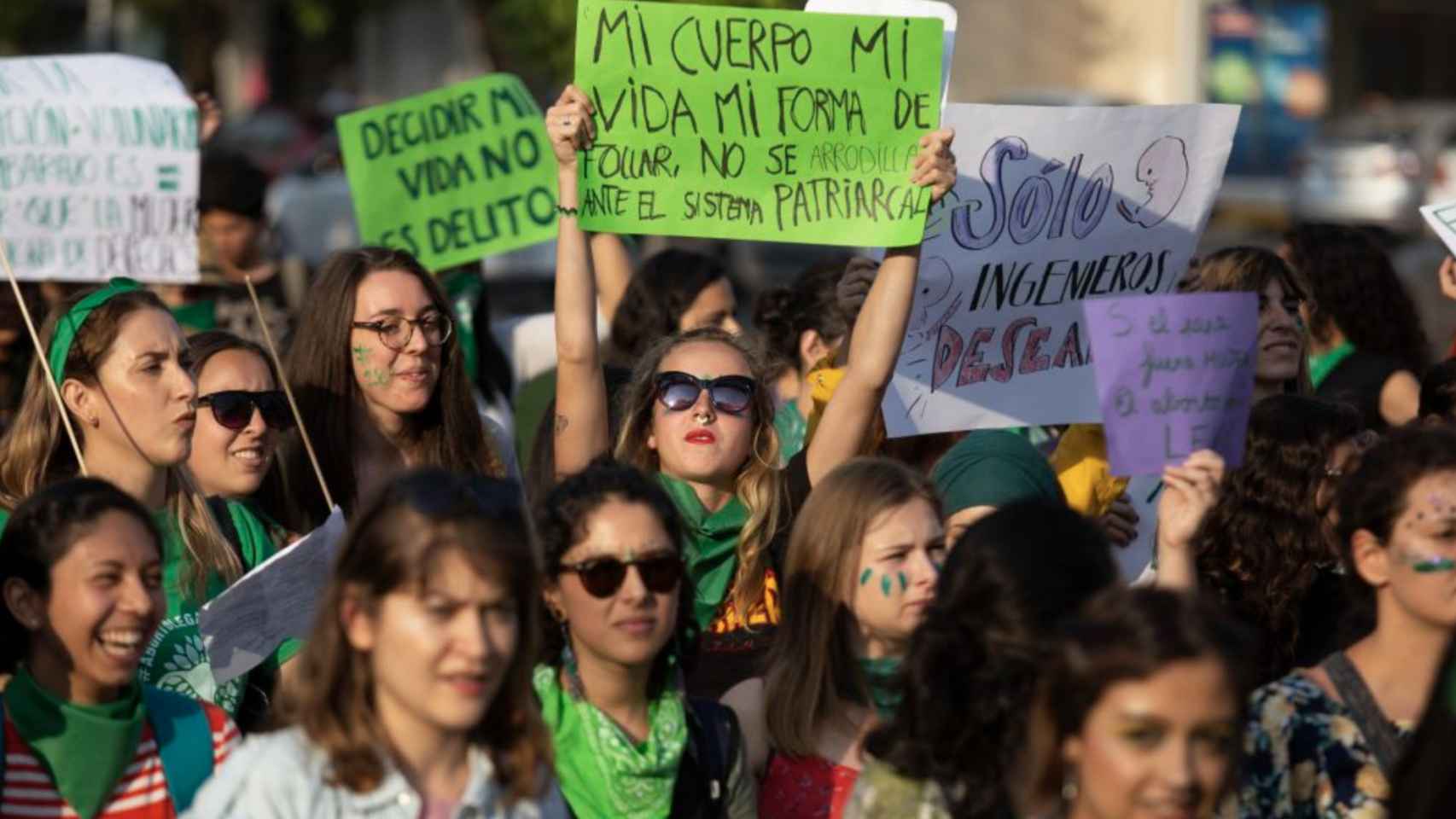 Cientos de mujeres se manifiestan por el derecho a abortar / EFE