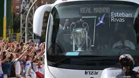 Autocar de los jugadores del Real Madrid exhibiendo la Champions por el centro de la ciudad, donde se congregaron miles de aficionados para celebrar el título ganado ante el Liverpool / EFE