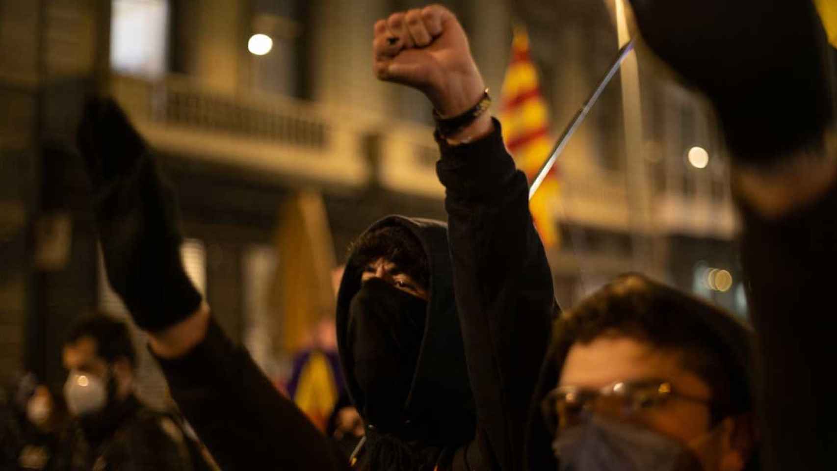 Un joven protesta durante las manifestaciones de apoyo al rapero Pablo Hasél en febrero de 2021 en Barcelona / DAVID ZORRAKINO - EUROPA PRESS