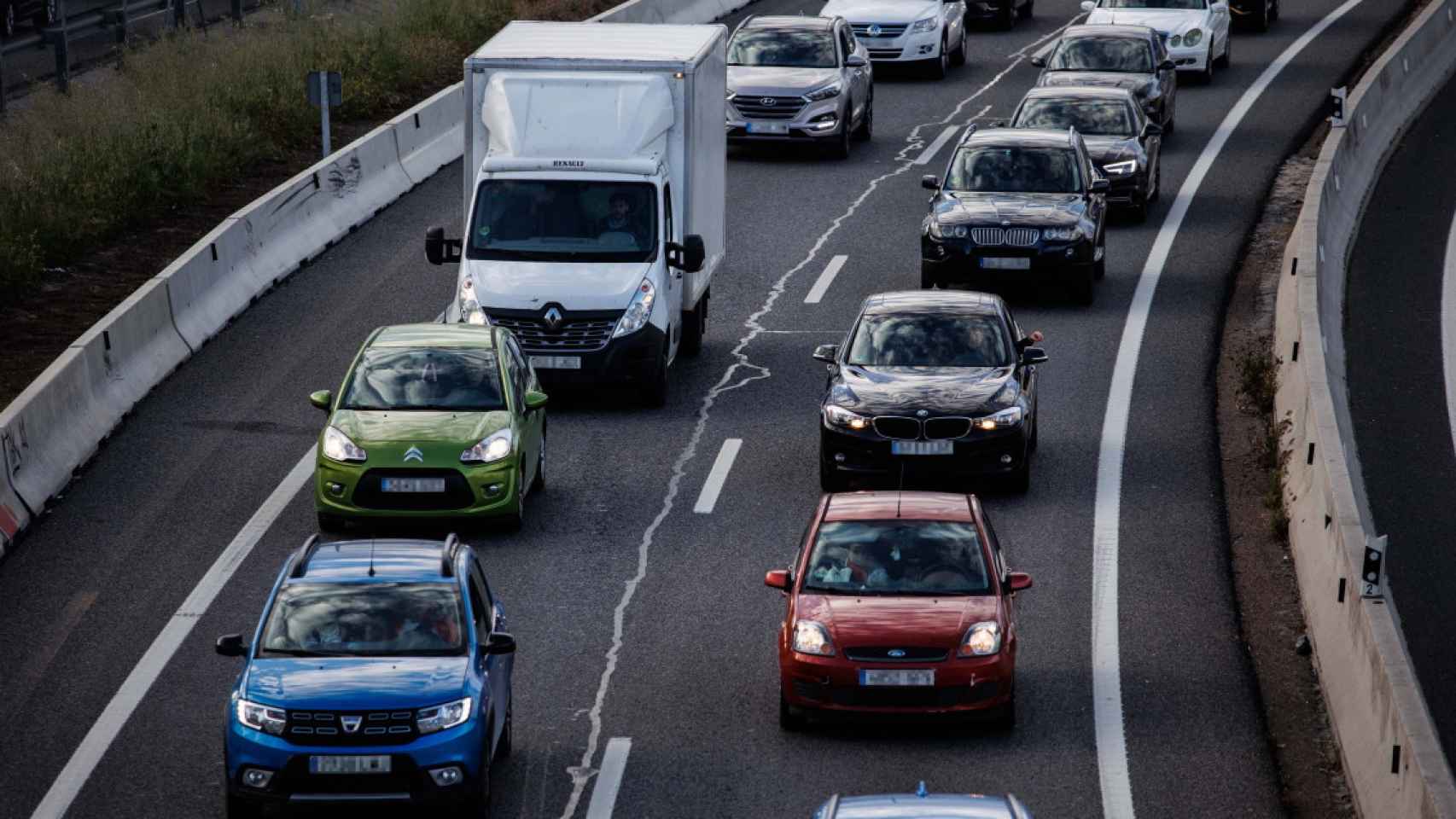 Coches abandonan las ciudades durante la operación salida / EUROPA PRESS