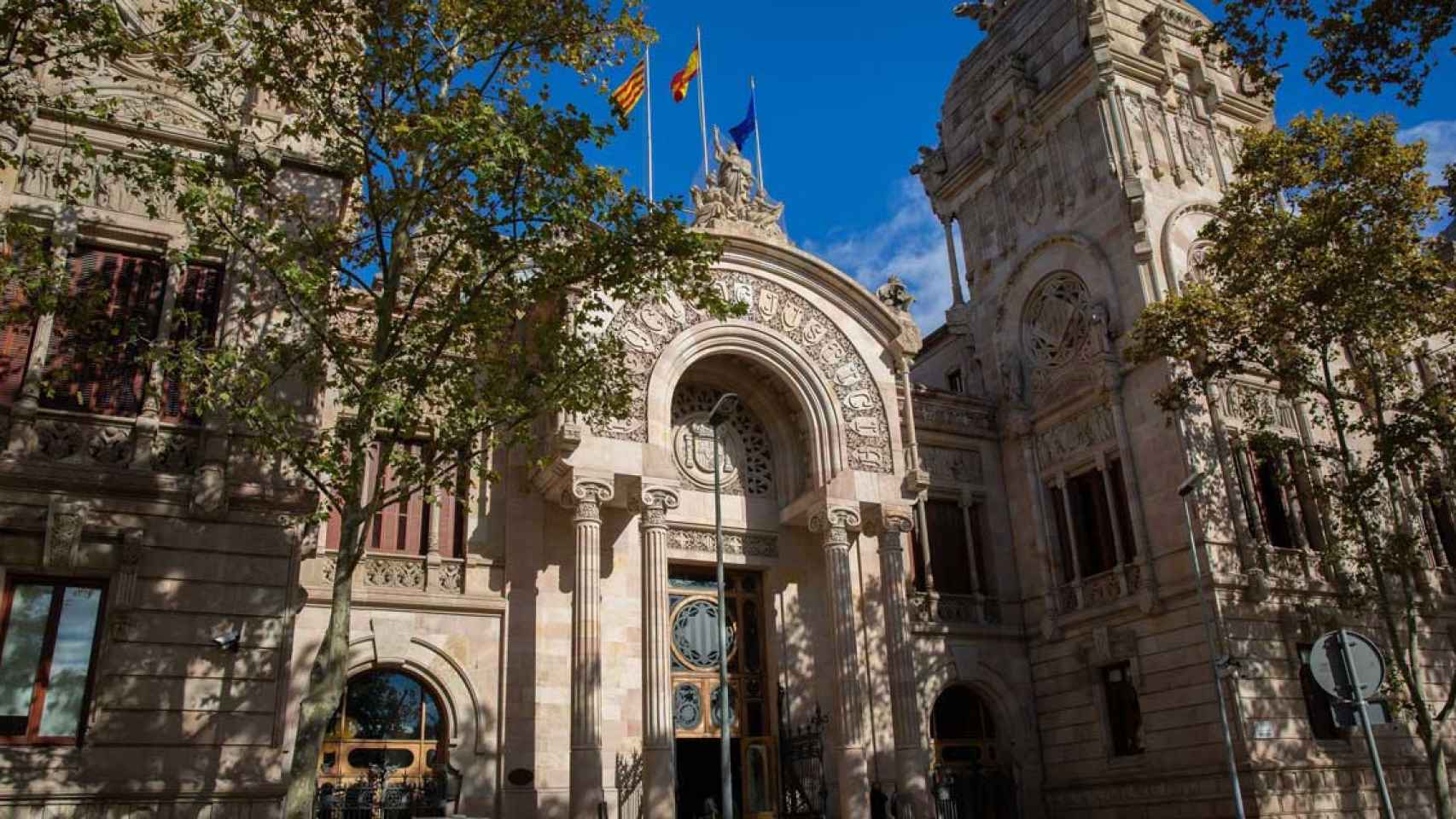 Fachada del TSJC, que ha confirmado la emisión de una orden de detención contra el hombre que difundió datos de la víctima de 'La Manada' / EUROPA PRESS