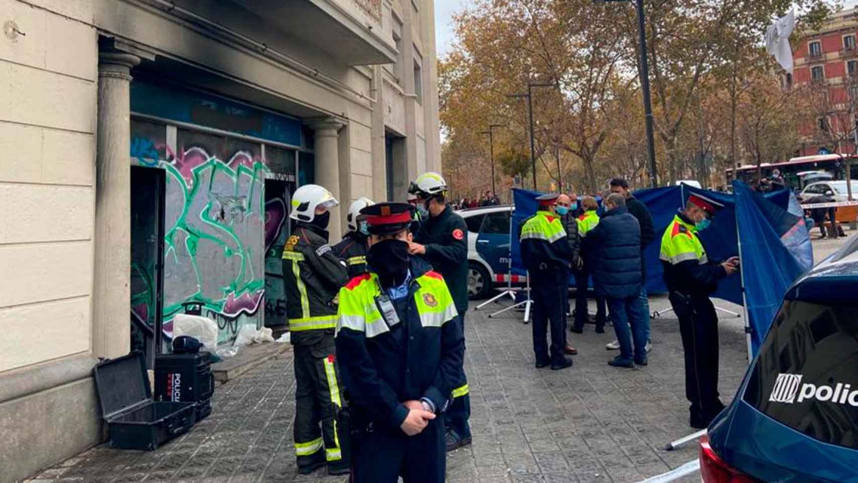 Agentes de los Mossos custodian el local donde se produjo el incendio que acabó con la vida de cuatro personas / NOELIA CARCELLER (CG)