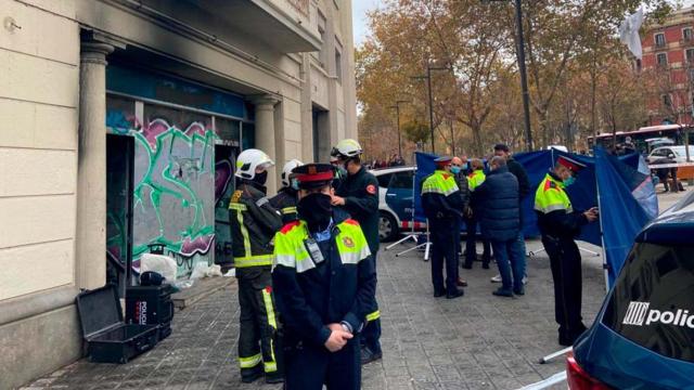 Agentes de los Mossos custodian el local donde se produjo el incendio que acabó con la vida de cuatro personas / NOELIA CARCELLER (CG)