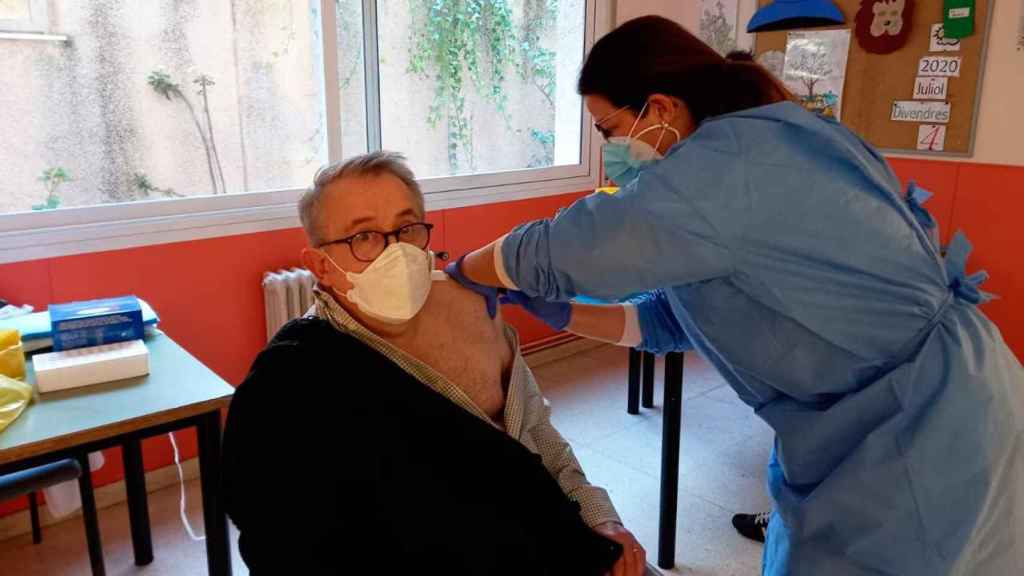 Jaume Padrós, presidente del Colegio de Médicos de Barcelona (COMB), recibiendo su vacuna / TWITTER