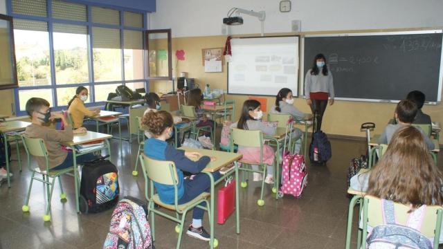 Alumnos de un colegio de primaria, donde los contagios siguen subiendo / EP