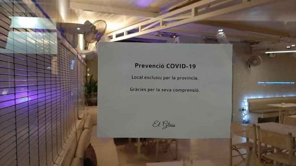 El polémico cartel del Glass Blanc, el bar de Palamós que se declaró exclusivo para vecinos de Girona / TWITTER