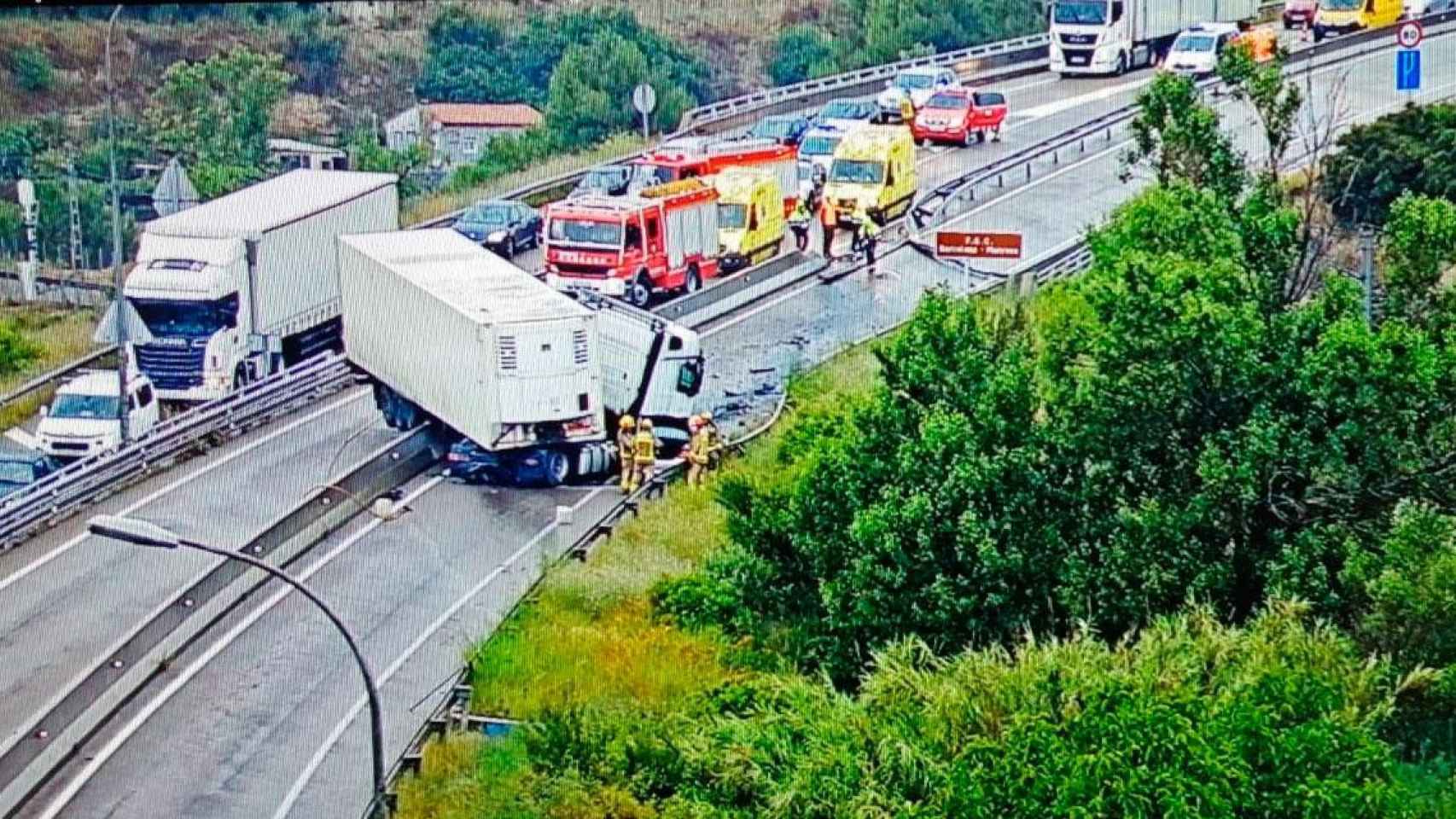 Camión accidentado en la C-55 a la altura de Manresa / SCT