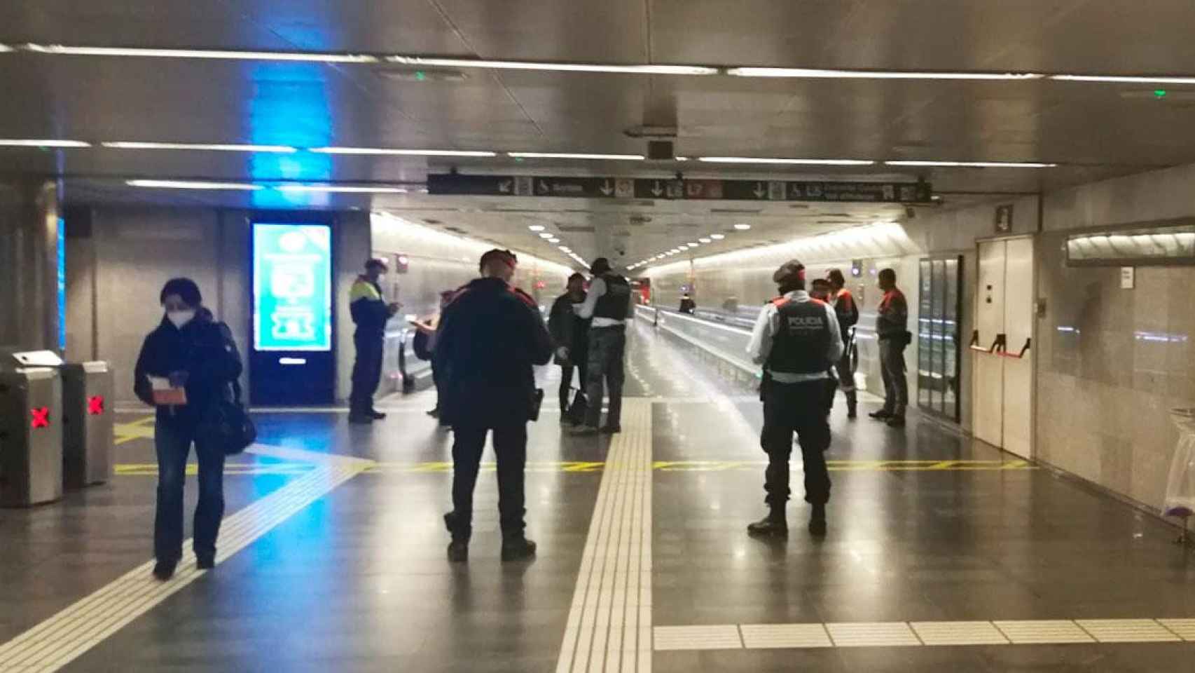 Despliegue de agentes de Mossos d'Esquadra, policías locales y vigilantes de seguridad en el Metro de Barceona hoy / CG