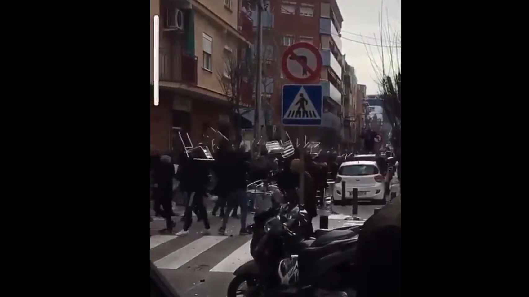 Batalla campal entre aficionados del Espanyol y el Athletic en Cornellà / TWITTER