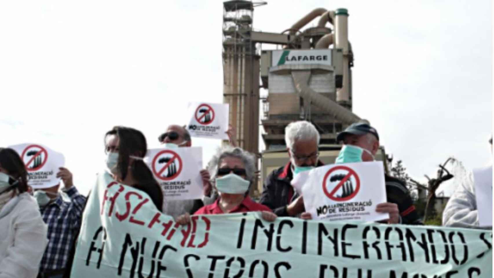 Vecinos de Montcada protestan ante la cementera / CANT SANT JOAN