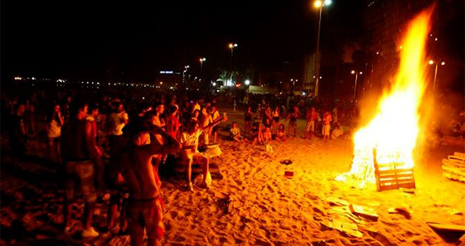 Una hoguera de Sant Joan en la playa / EFE