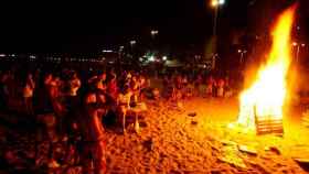 Una hoguera de Sant Joan en la playa / EFE