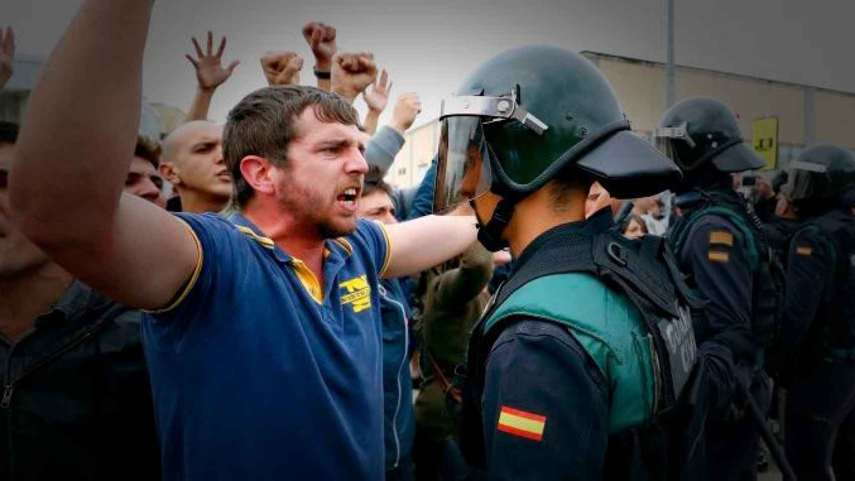 Guardias civiles durante el referéndum del 1-O / EFE