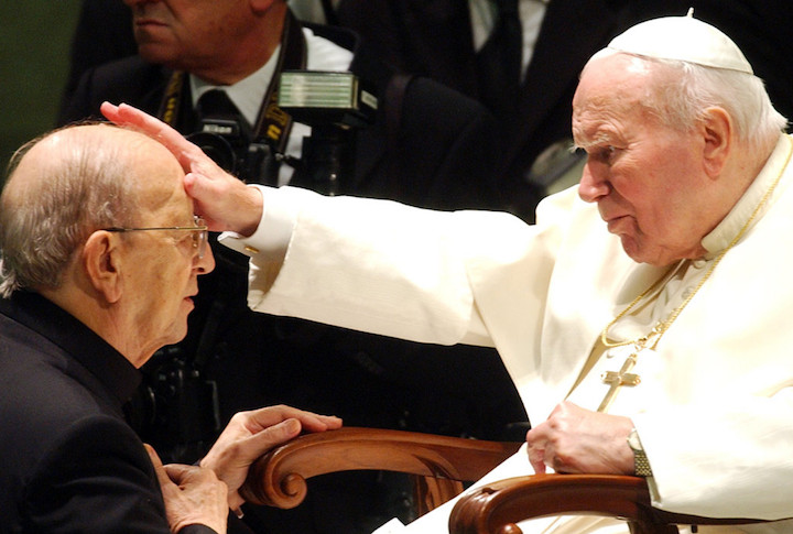 Juan Pablo II y el fundador de los Legionarios de Cristo, Marcial Maciel, en el Vaticano en 2004