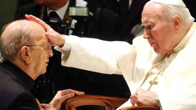 Juan Pablo II y el fundador de los Legionarios de Cristo, Marcial Maciel, en el Vaticano en 2004
