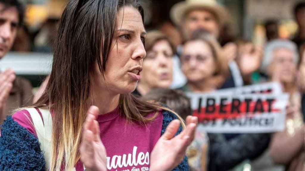 La hermana del rapero Valtonyc, en una protesta contra la sentencia por sus canciones / EFE