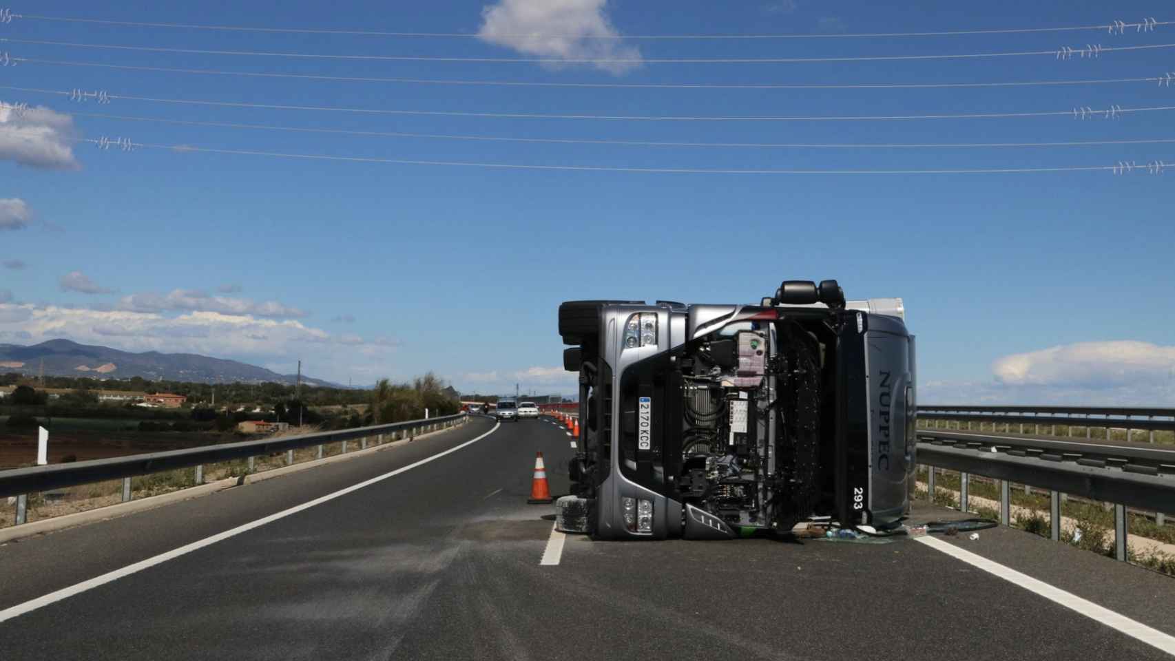 Un camión volcado en la A-7 por el fuerte viento