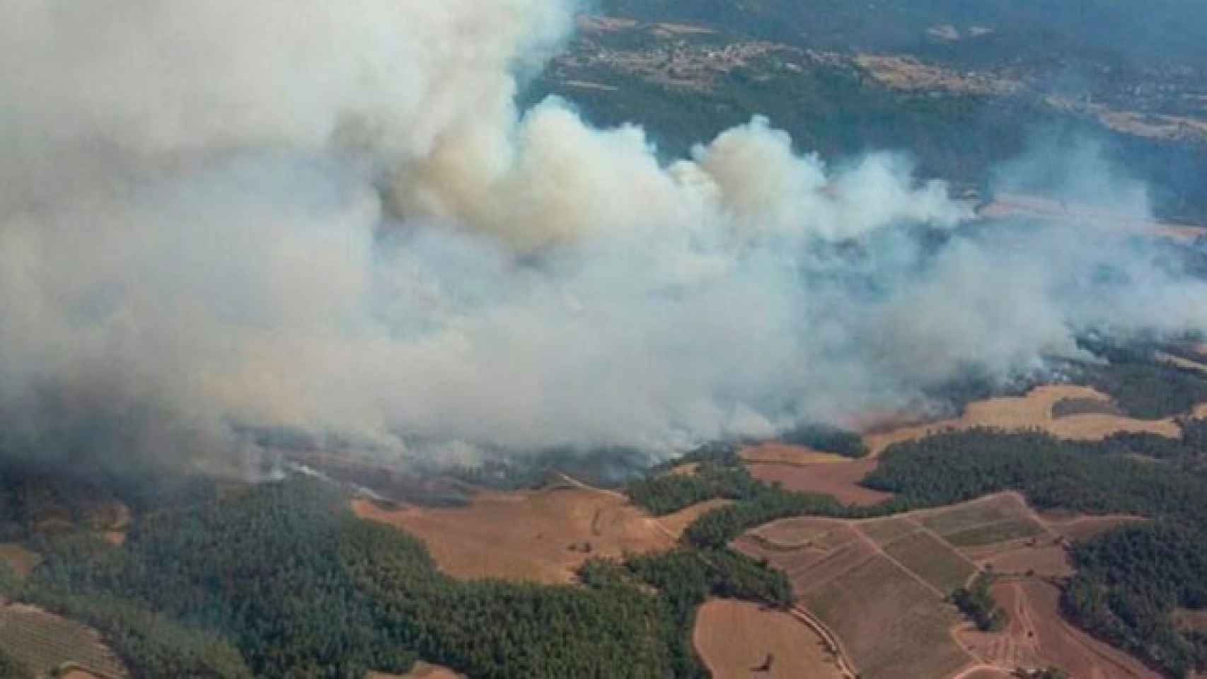 El fuego quema sin control en Artés (Barcelona) / Bombers