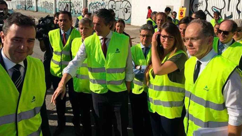 El ministro de Fomento, Íñigo de la Serna, y la teniente de alcalde de Barcelona, Janet Sanz, en las obras de La Sagrera / EP