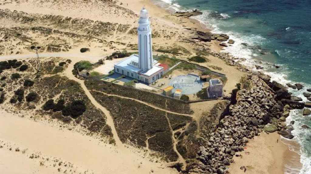 Vista exterior del faro de Trafálgar, en Cádiz, recuperado como alojamiento turístico.