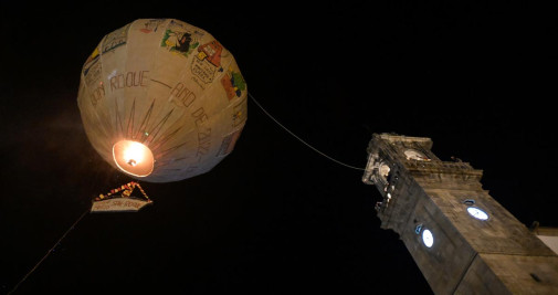 EL mayor globo de papel del mundo / MONCHO FUENTES - EFE