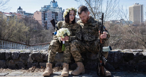 Miembros de la defensa territorial de Kiev, Anastasiia (i) y Viacheslav (d), celebran su boda bajo las normas de la ley marcial / MIKHAIL PALINCHAK - EFE