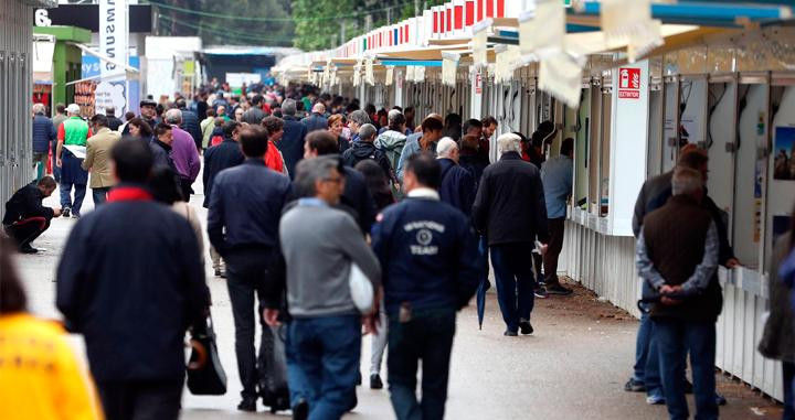 Numerosas personas se han acercado a las casetas instaladas en el Parque del Retiro con motivo de la 77 edición de la Feria del Libro de Madrid